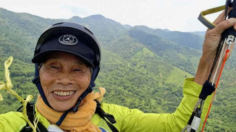 Cựu chiến binh 75 tuổi bay dù lượn nghệ thuật khiến giới trẻ mê mẩn Cựu chiến binh 75 tuổi bay dù lượn nghệ thuật khiến giới trẻ mê mẩn