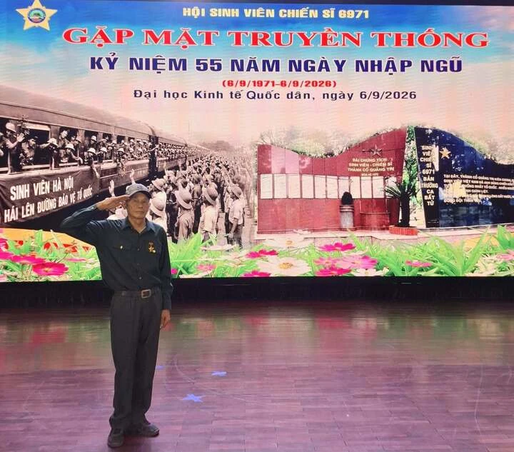 Cựu chiến binh 75 tuổi bay dù lượn nghệ thuật khiến giới trẻ mê mẩn Cựu chiến binh 75 tuổi bay dù lượn nghệ thuật khiến giới trẻ mê mẩn