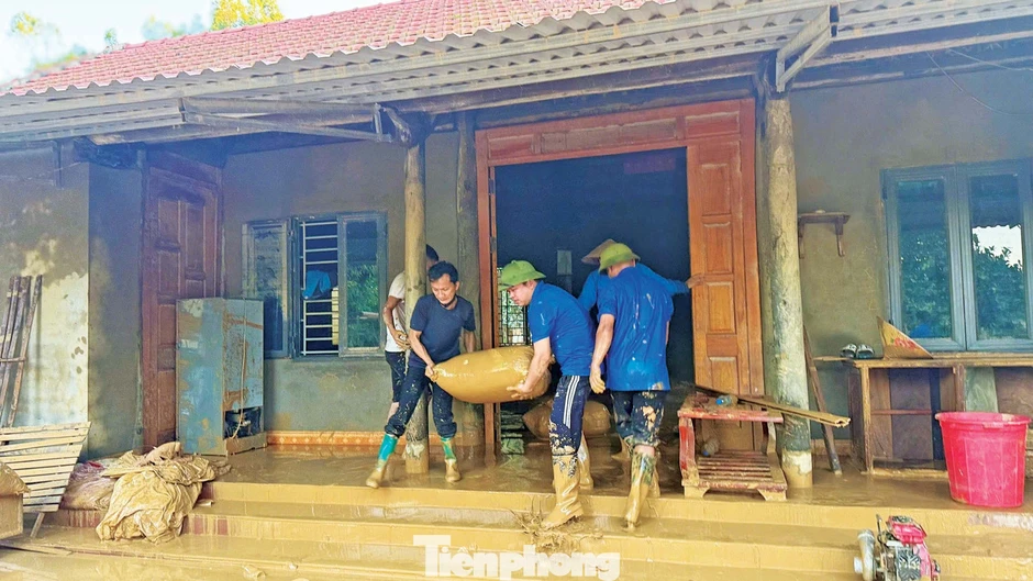 Cứu dân trong lũ dữ Cứu dân trong lũ dữ
