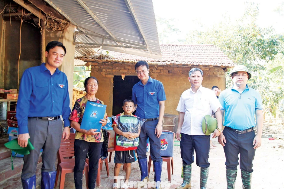 Cứu dân trong lũ dữ Cứu dân trong lũ dữ