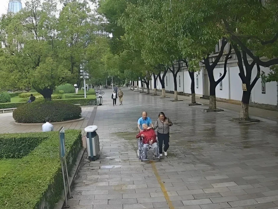 Cứu người rồi rời đi, nhân viên điện lực được gia đình tìm kiếm để cảm ơn