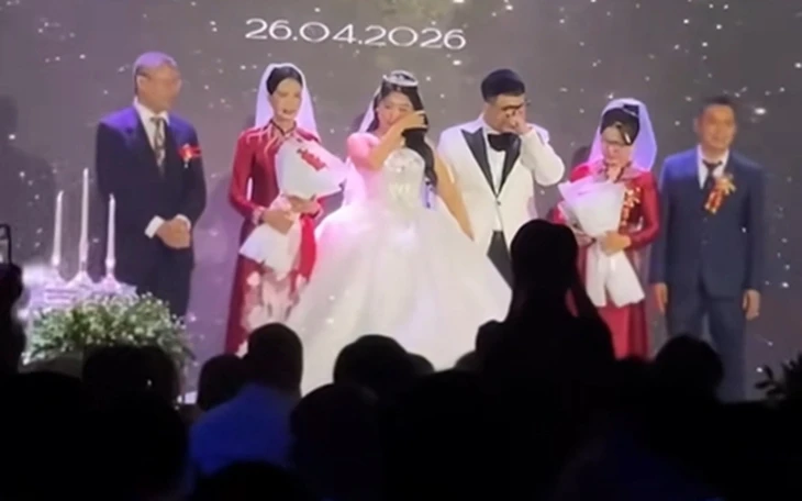 Đám cưới độc lạ: Chú rể đấu vật với cô dâu, ai thua làm việc nhà suốt đời Đám cưới độc lạ: Chú rể đấu vật với cô dâu, ai thua làm việc nhà suốt đời