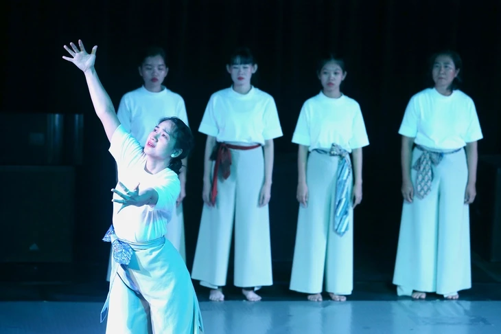 Đắm mình với sân khấu trong thinh lặng Đắm mình với sân khấu trong thinh lặng