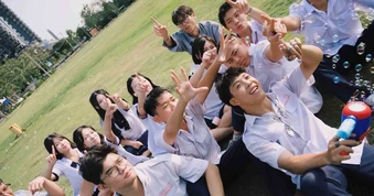 Đằng sau những bộ kỷ yếu tiền triệu của học sinh cuối cấp