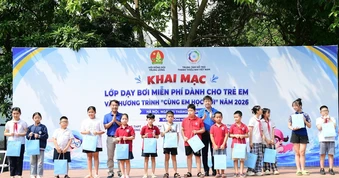 Dạy bơi miễn phí cho thiếu nhi Hà Nội