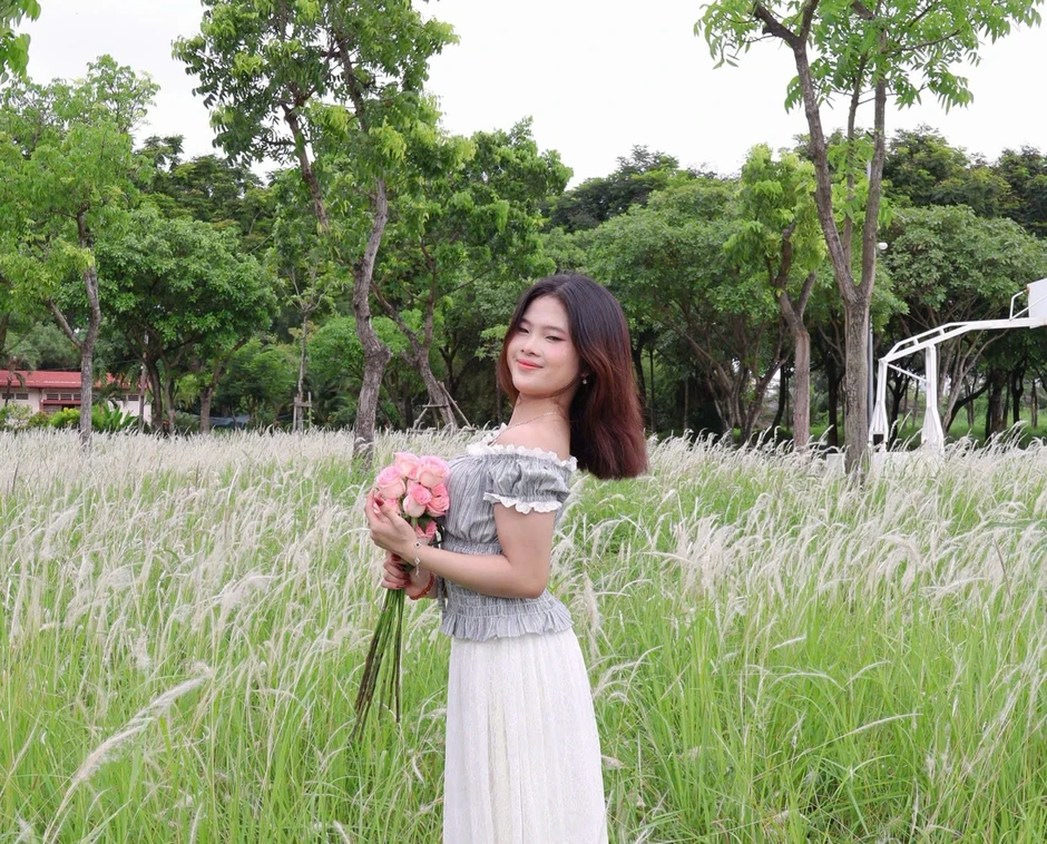 Đẹp như phim, đồi cỏ lau giữa TP.HCM đang khiến giới trẻ phát sốt