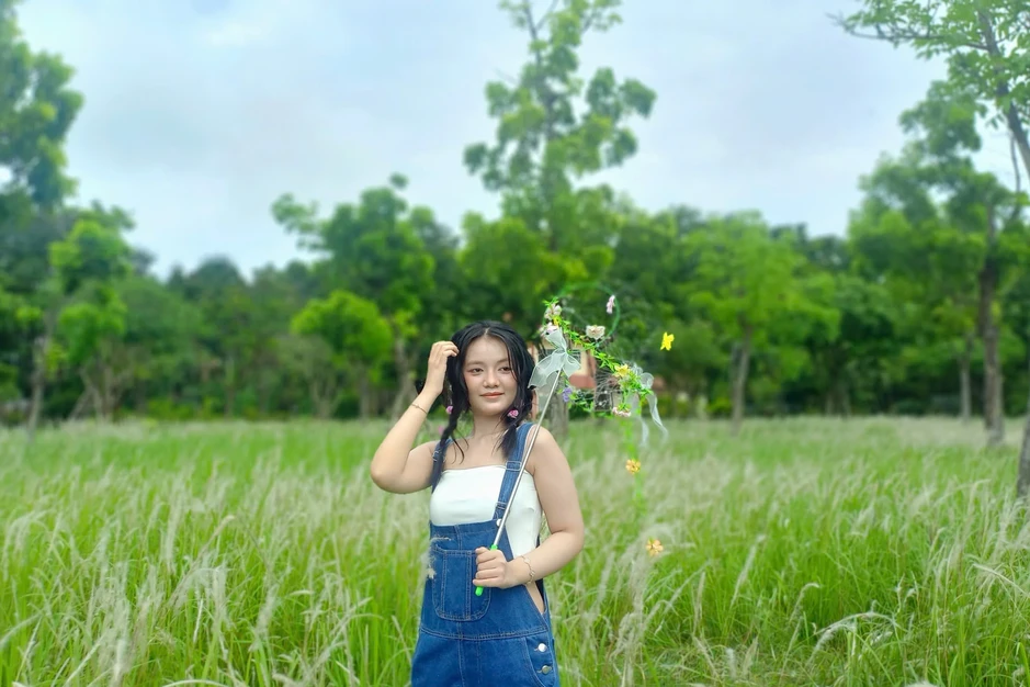 Đẹp như phim, đồi cỏ lau giữa TP.HCM đang khiến giới trẻ phát sốt