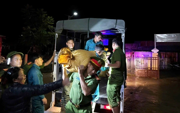 Đi làm nhiệm vụ về, thấy người khuyết tật khó nhọc gom lúa, cảnh sát cơ động dừng lại giúp Đi làm nhiệm vụ về, thấy người khuyết tật khó nhọc gom lúa, cảnh sát cơ động dừng lại giúp