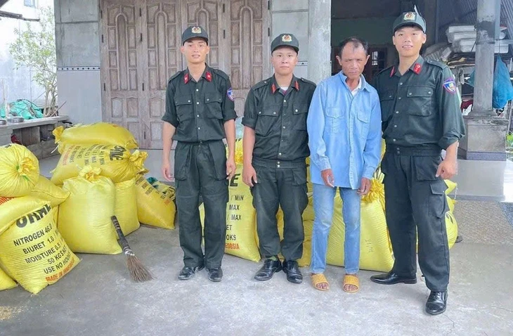 Đi làm nhiệm vụ về, thấy người khuyết tật khó nhọc gom lúa, cảnh sát cơ động dừng lại giúp Đi làm nhiệm vụ về, thấy người khuyết tật khó nhọc gom lúa, cảnh sát cơ động dừng lại giúp