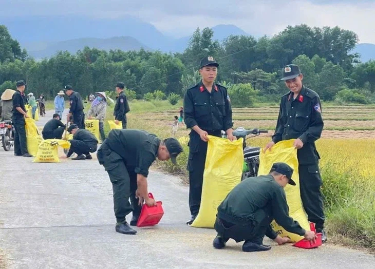 Đi làm nhiệm vụ về, thấy người khuyết tật khó nhọc gom lúa, cảnh sát cơ động dừng lại giúp Đi làm nhiệm vụ về, thấy người khuyết tật khó nhọc gom lúa, cảnh sát cơ động dừng lại giúp