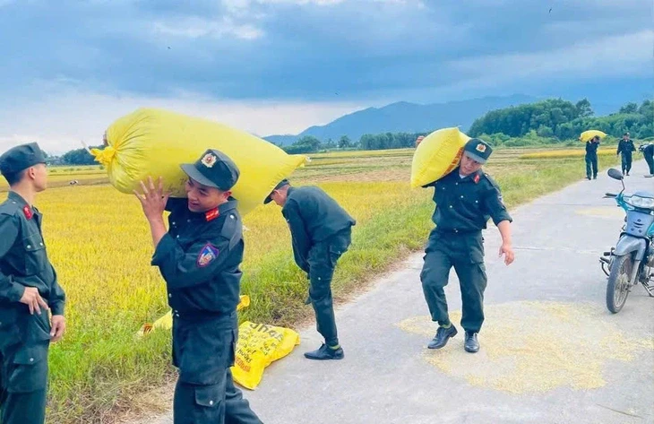 Đi làm nhiệm vụ về, thấy người khuyết tật khó nhọc gom lúa, cảnh sát cơ động dừng lại giúp Đi làm nhiệm vụ về, thấy người khuyết tật khó nhọc gom lúa, cảnh sát cơ động dừng lại giúp