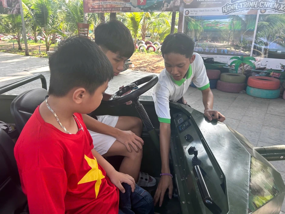Dịch vụ lái xe tăng mini 'hút' người trẻ dịp 30.4 - 1.5 Dịch vụ lái xe tăng mini 'hút' người trẻ dịp 30.4 - 1.5