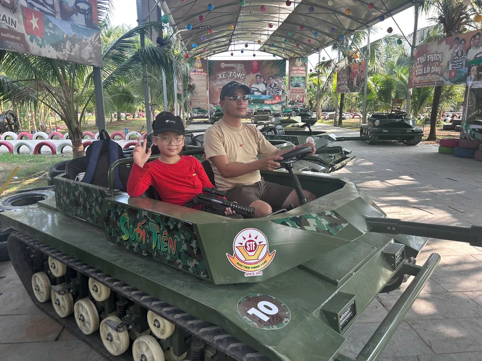Dịch vụ lái xe tăng mini 'hút' người trẻ dịp 30.4 - 1.5 Dịch vụ lái xe tăng mini 'hút' người trẻ dịp 30.4 - 1.5