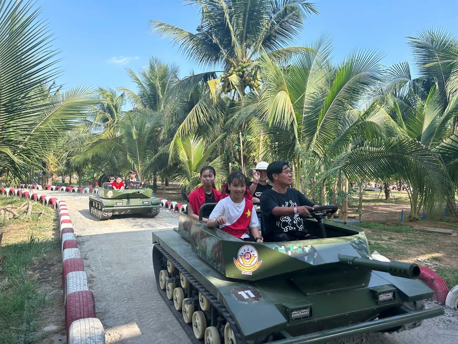 Dịch vụ lái xe tăng mini 'hút' người trẻ dịp 30.4 - 1.5 Dịch vụ lái xe tăng mini 'hút' người trẻ dịp 30.4 - 1.5
