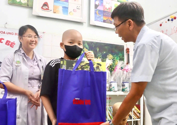 Điều ước nhỏ của bệnh nhi ung thư: Con muốn làm bác sĩ, công an... Điều ước nhỏ của bệnh nhi ung thư: Con muốn làm bác sĩ, công an...