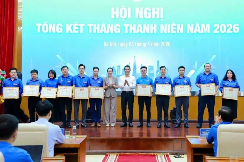 Đoàn Bộ Nội vụ nhận Bằng khen đơn vị xuất sắc trong Tháng Thanh niên Đoàn Bộ Nội vụ nhận Bằng khen đơn vị xuất sắc trong Tháng Thanh niên