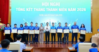 Đoàn Bộ Nội vụ nhận Bằng khen đơn vị xuất sắc trong Tháng Thanh niên