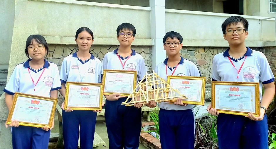 Độc đáo cây cầu mini bằng gỗ chịu tải trọng hàng trăm kg