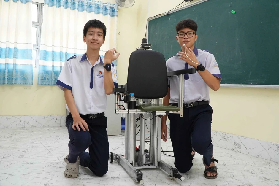 Độc đáo 'ghế thông minh' của 2 học sinh có thể cứu người trong tích tắc Độc đáo 'ghế thông minh' của 2 học sinh có thể cứu người trong tích tắc