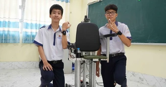 Độc đáo 'ghế thông minh' của 2 học sinh có thể cứu người trong tích tắc
