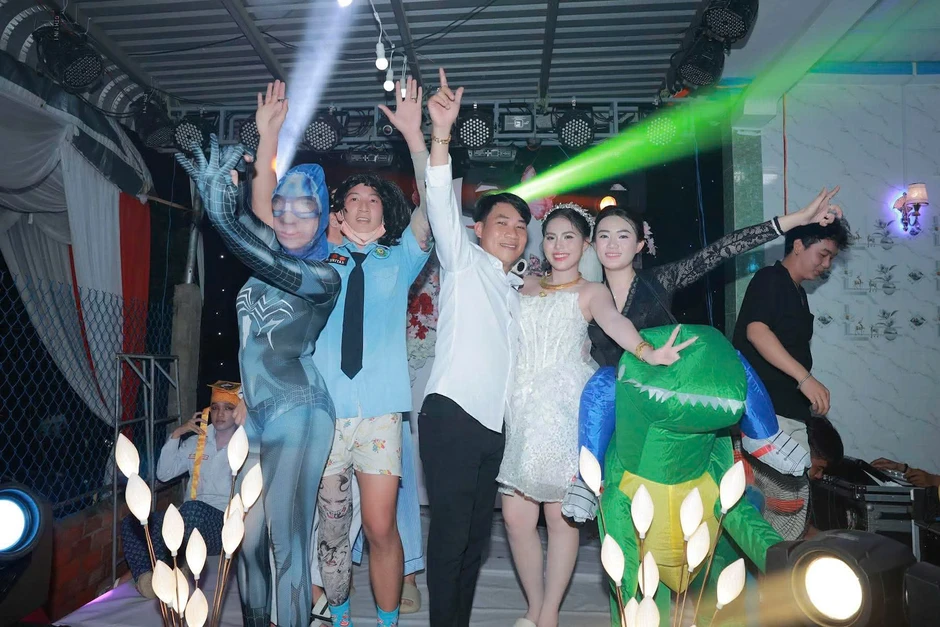 Độc lạ dịch vụ hóa thân thành siêu nhân đi ‘quẩy’ đám cưới