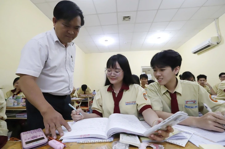 Đôi bạn cùng lớp đoạt giải nhất kỳ thi học sinh giỏi cấp thành phố Đôi bạn cùng lớp đoạt giải nhất kỳ thi học sinh giỏi cấp thành phố
