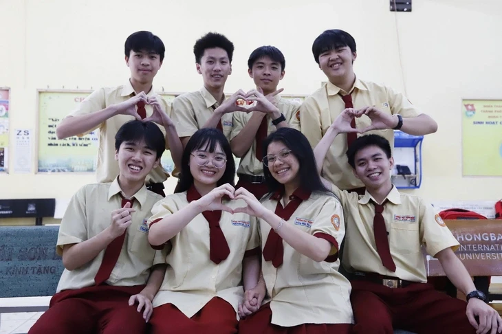 Đôi bạn cùng lớp đoạt giải nhất kỳ thi học sinh giỏi cấp thành phố Đôi bạn cùng lớp đoạt giải nhất kỳ thi học sinh giỏi cấp thành phố