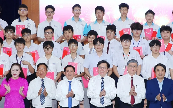 Đôi bạn cùng lớp đoạt giải nhất kỳ thi học sinh giỏi cấp thành phố Đôi bạn cùng lớp đoạt giải nhất kỳ thi học sinh giỏi cấp thành phố