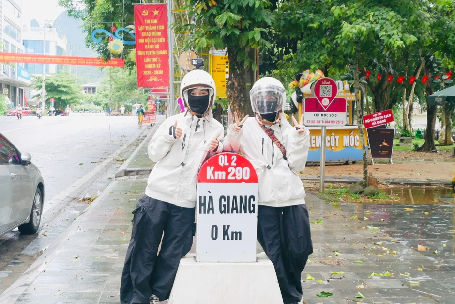 Đôi bạn Thanh Hóa nghỉ việc ở tuổi 23, lái xe máy xuyên Việt 306 ngày Đôi bạn Thanh Hóa nghỉ việc ở tuổi 23, lái xe máy xuyên Việt 306 ngày