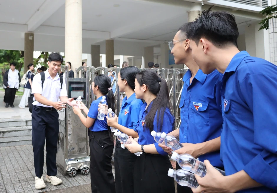 Đội mưa tiếp sức mùa thi, áo xanh gửi lời chúc may mắn đến thí sinh Đội mưa tiếp sức mùa thi, áo xanh gửi lời chúc may mắn đến thí sinh