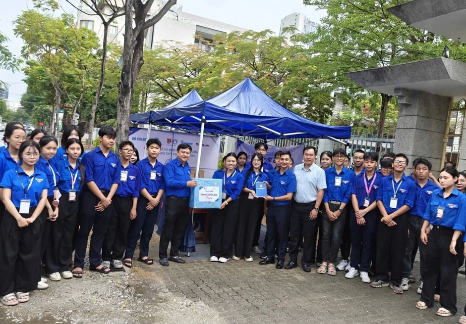 Đội mưa tiếp sức mùa thi, áo xanh gửi lời chúc may mắn đến thí sinh Đội mưa tiếp sức mùa thi, áo xanh gửi lời chúc may mắn đến thí sinh