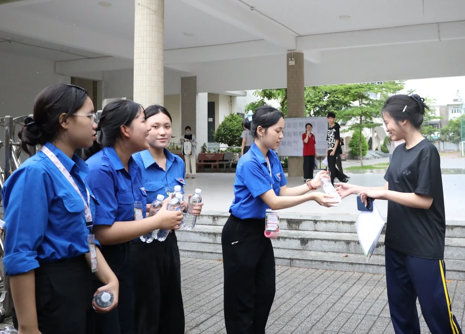 Đội mưa tiếp sức mùa thi, áo xanh gửi lời chúc may mắn đến thí sinh Đội mưa tiếp sức mùa thi, áo xanh gửi lời chúc may mắn đến thí sinh