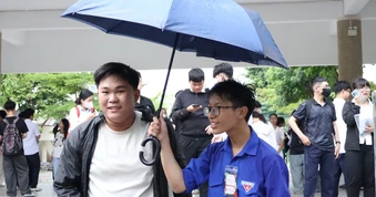 Đội mưa tiếp sức mùa thi, áo xanh gửi lời chúc may mắn đến thí sinh