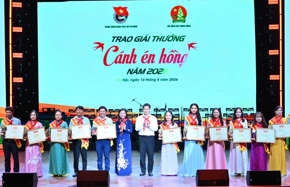 Đội TNTP Hồ Chí Minh được trao tặng Huân chương Lao động hạng nhất Đội TNTP Hồ Chí Minh được trao tặng Huân chương Lao động hạng nhất