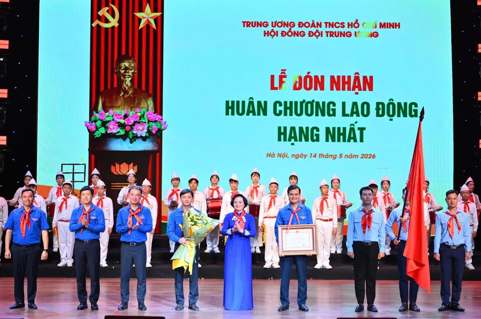 Đội TNTP Hồ Chí Minh được trao tặng Huân chương Lao động hạng nhất Đội TNTP Hồ Chí Minh được trao tặng Huân chương Lao động hạng nhất