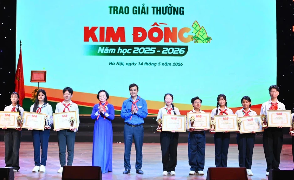 Đội TNTP Hồ Chí Minh được trao tặng Huân chương Lao động hạng nhất Đội TNTP Hồ Chí Minh được trao tặng Huân chương Lao động hạng nhất