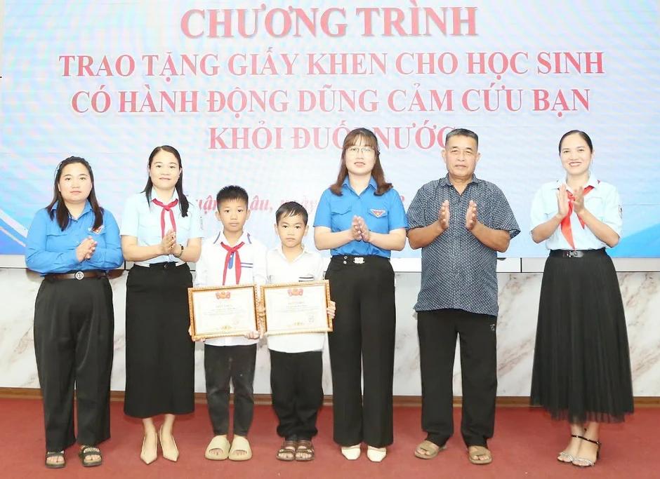 Đội viên mưu trí cứu em nhỏ khỏi đuối nước ở Sơn La được tuyên dương Đội viên mưu trí cứu em nhỏ khỏi đuối nước ở Sơn La được tuyên dương