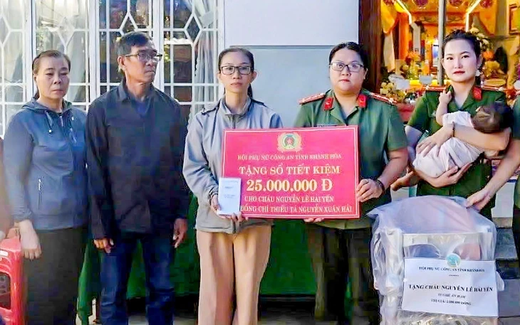 Đồng đội nhận đỡ đầu con gái thiếu tá công an hy sinh khi chống 'cát tặc' Đồng đội nhận đỡ đầu con gái thiếu tá công an hy sinh khi chống 'cát tặc'