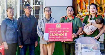 Đồng đội nhận đỡ đầu con gái thiếu tá công an hy sinh khi chống 'cát tặc'