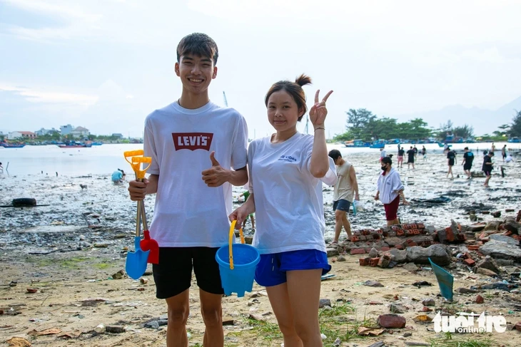 Đông nghịt người lội bùn 'săn' ốc móng tay trên vịnh Mân Quang Đông nghịt người lội bùn 'săn' ốc móng tay trên vịnh Mân Quang