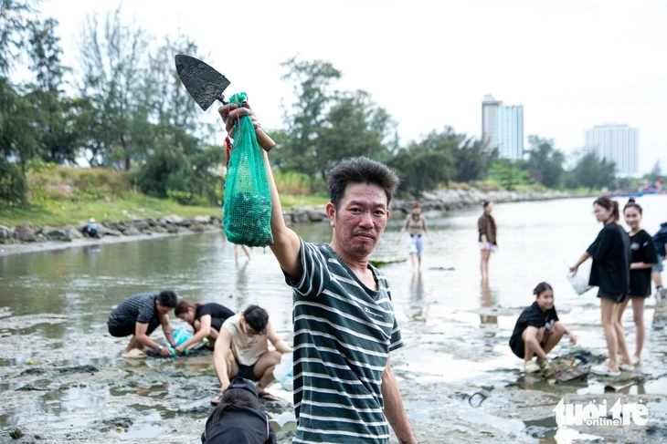 Đông nghịt người lội bùn 'săn' ốc móng tay trên vịnh Mân Quang Đông nghịt người lội bùn 'săn' ốc móng tay trên vịnh Mân Quang