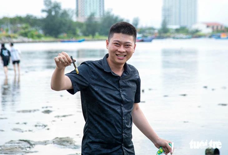 Đông nghịt người lội bùn 'săn' ốc móng tay trên vịnh Mân Quang Đông nghịt người lội bùn 'săn' ốc móng tay trên vịnh Mân Quang