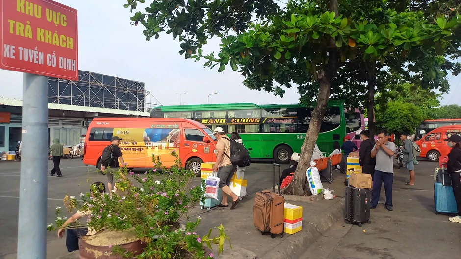 Dòng người từ các tỉnh thành đổ về TP.HCM sau kỳ nghỉ dài Dòng người từ các tỉnh thành đổ về TP.HCM sau kỳ nghỉ dài