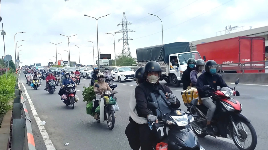 Dòng người từ các tỉnh thành đổ về TP.HCM sau kỳ nghỉ dài Dòng người từ các tỉnh thành đổ về TP.HCM sau kỳ nghỉ dài