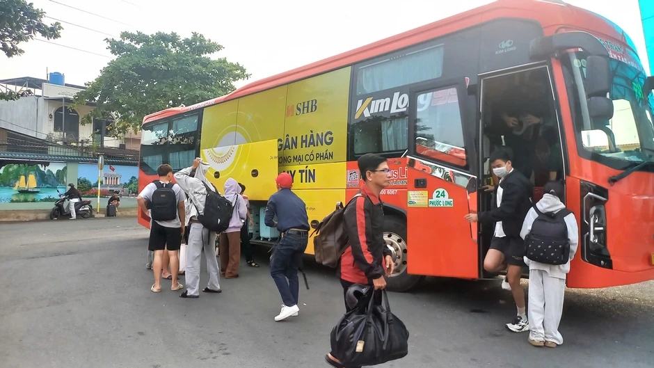 Dòng người từ các tỉnh thành đổ về TP.HCM sau kỳ nghỉ dài Dòng người từ các tỉnh thành đổ về TP.HCM sau kỳ nghỉ dài