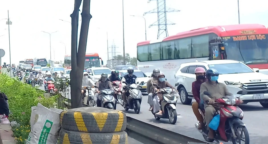 Dòng người từ các tỉnh thành đổ về TP.HCM sau kỳ nghỉ dài Dòng người từ các tỉnh thành đổ về TP.HCM sau kỳ nghỉ dài