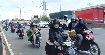 Dòng người từ các tỉnh thành đổ về TP.HCM sau kỳ nghỉ dài