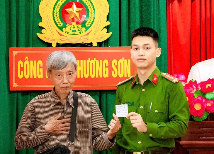 Du khách Nhật Bản xúc động khi được Công an Hà Tĩnh giúp đỡ trong lúc hết tiền Du khách Nhật Bản xúc động khi được Công an Hà Tĩnh giúp đỡ trong lúc hết tiền