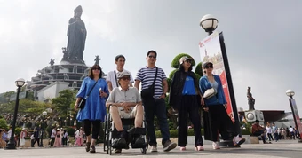 Đưa cha mẹ đi đó đi đây khi còn có thể