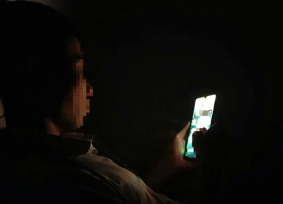 Dùng điện thoại trong bóng tối, biết nguy hại nhưng sao vẫn duy trì? Dùng điện thoại trong bóng tối, biết nguy hại nhưng sao vẫn duy trì?